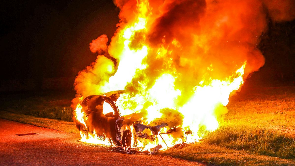 Brand verwoest auto in Nieuw-Amsterdam