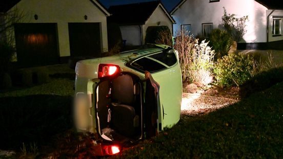 Eenzijdig ongeluk in Utrecht | Maaltijdbezorger belandt in voortuin. Eenzijdig ongeluk in Utrecht | Maaltijdbezorger belandt in voortuin.