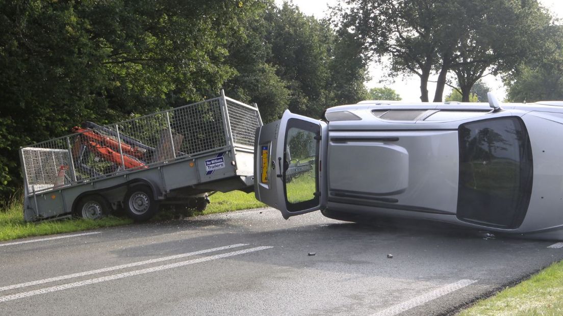 De auto kantelde nadat de bestuurder de macht over het stuur verloor (Rechten: Van Oost Media)