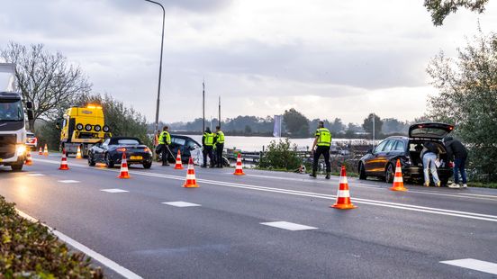 Zeker 1 gewonde bij ongeluk met vrachtwagen op N201 bij Vinkeveen. Zeker 1 gewonde bij ongeluk met vrachtwagen op N201 bij Vinkeveen.