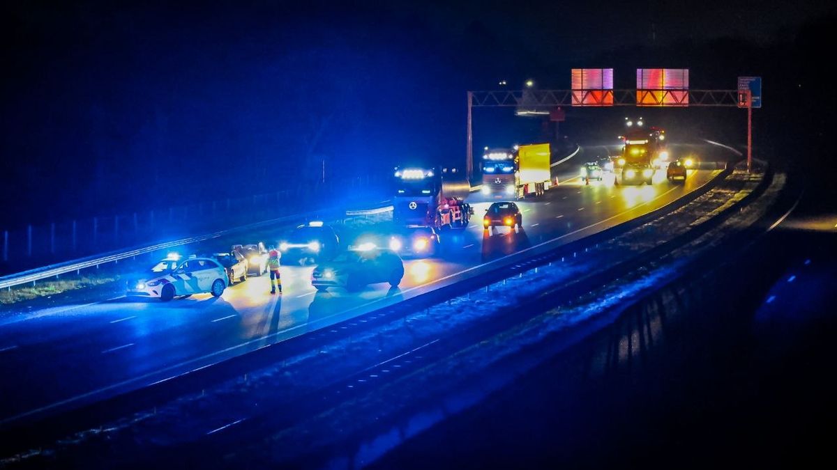 A35 bij Hengelo dicht door aanrijding