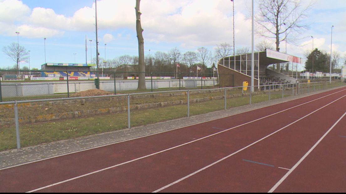 Atletiek en voetbal op één terrein in Hulst