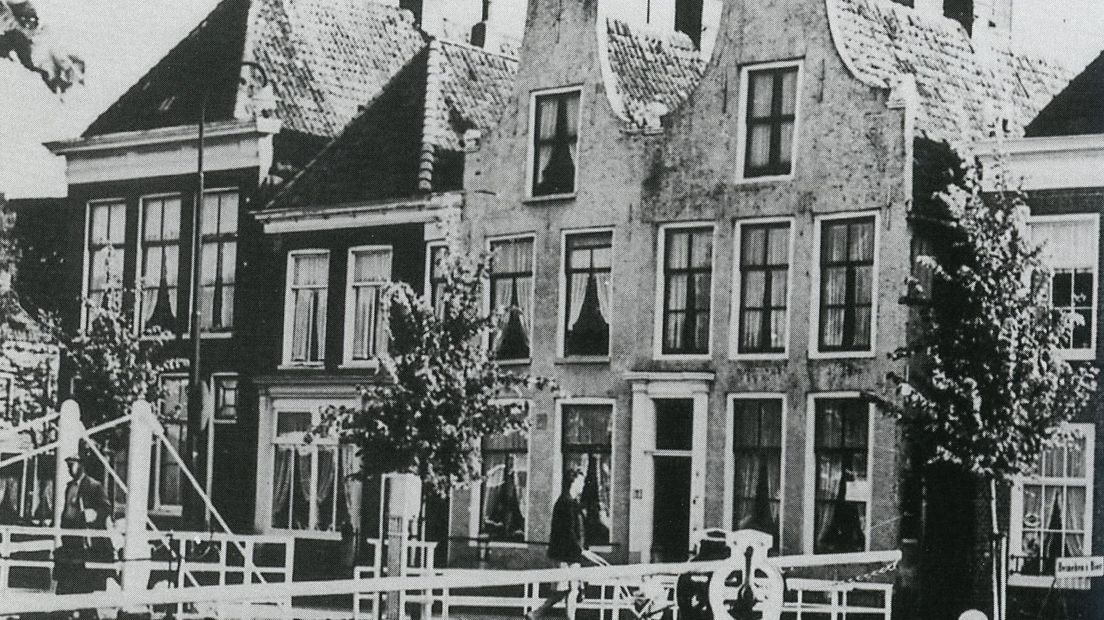 De winkel fan De Vries, it twadde pân fan links oan de Rommelhaven
