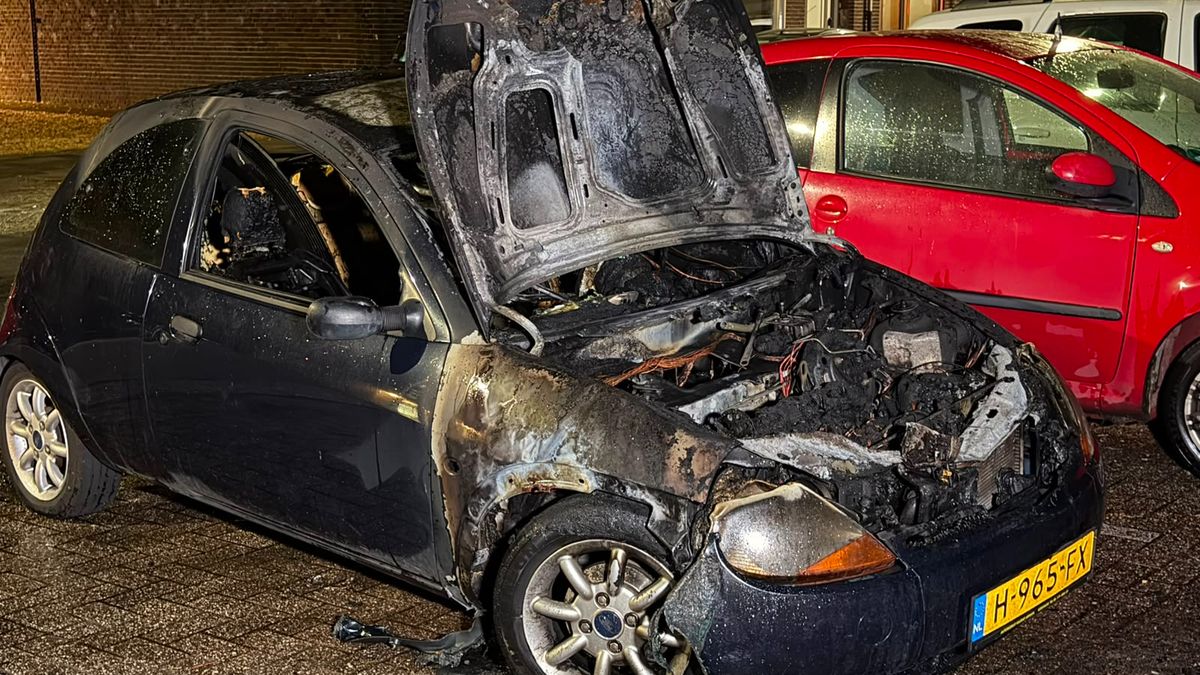 Auto gaat in vlammen op bij brand aan Meezenbroekerweg in Heerlen