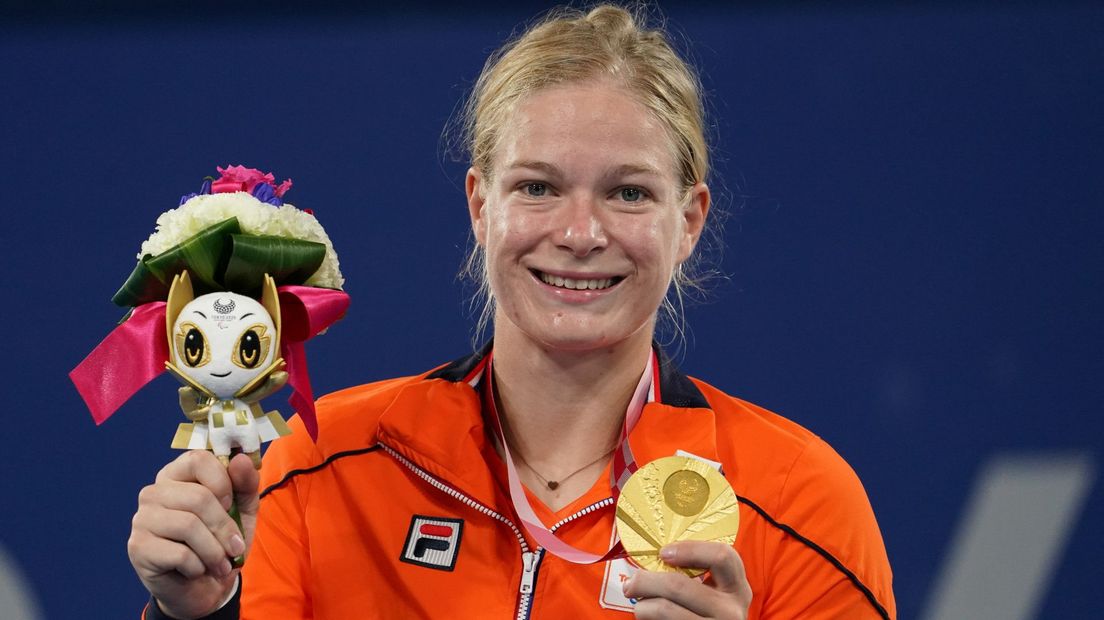 Diede de Groot poseert met haar gouden medaille