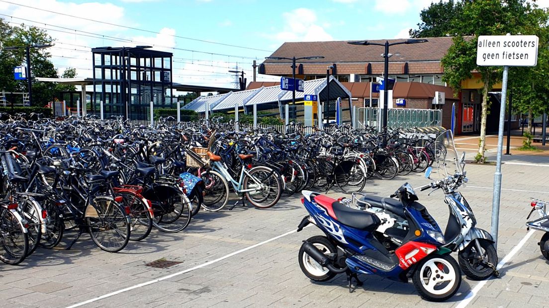 Hier staan de scooters al netjes in het vak (Rechten: RTV Drenthe/Dylan de Lange)