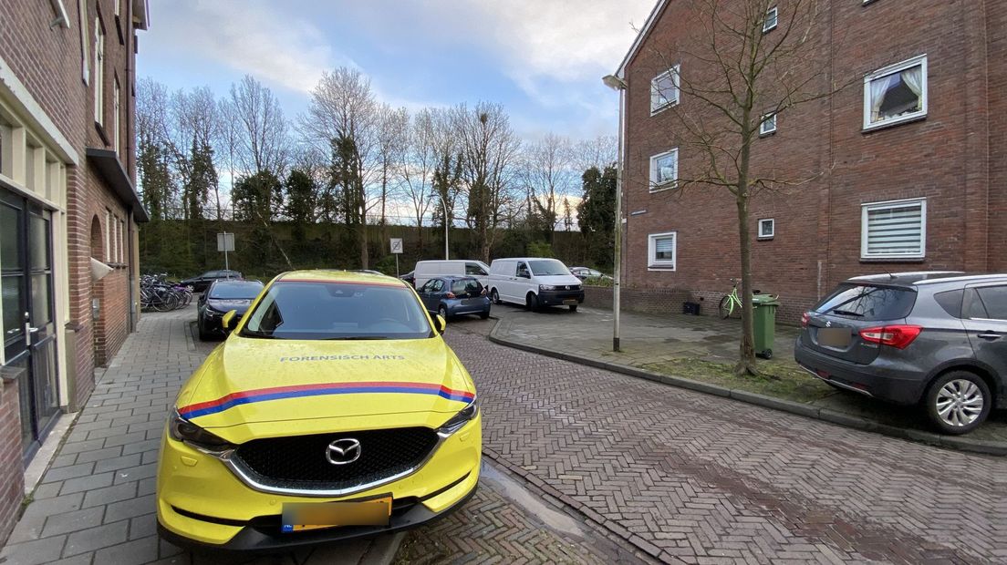 Een forensisch arts is bij de woning in Deventer waar een lichaam is aangetroffen