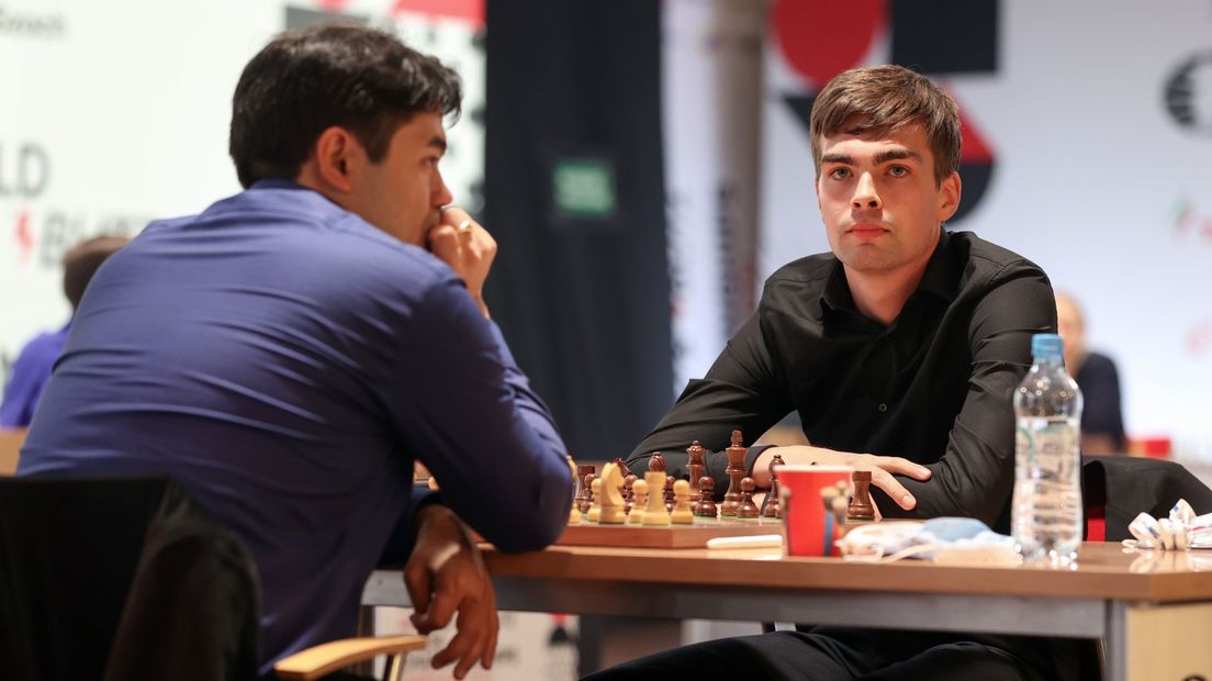 Jorden van Foreest in actie tegen Hikaru Nakamura op het WK Rapid