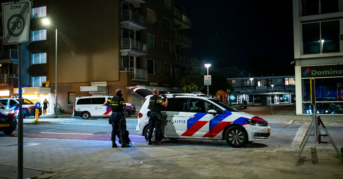 Als Peter op de galerij van de flat met zijn vriendin ruziet, schiet