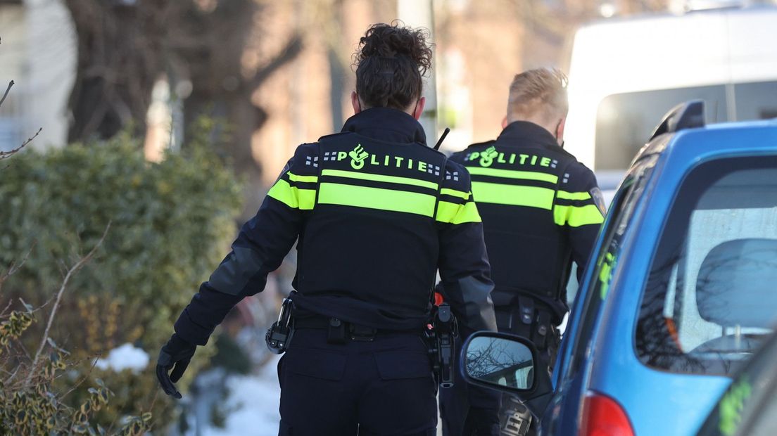 Politie doet onderzoek in de Beverweerdstraat in Den Haag