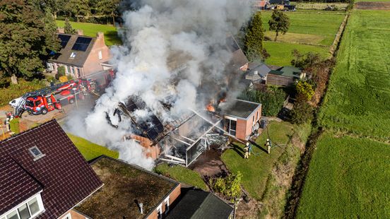 Vlammen slaan uit het dak bij woningbrand in Steenwijksmoer Nieuws