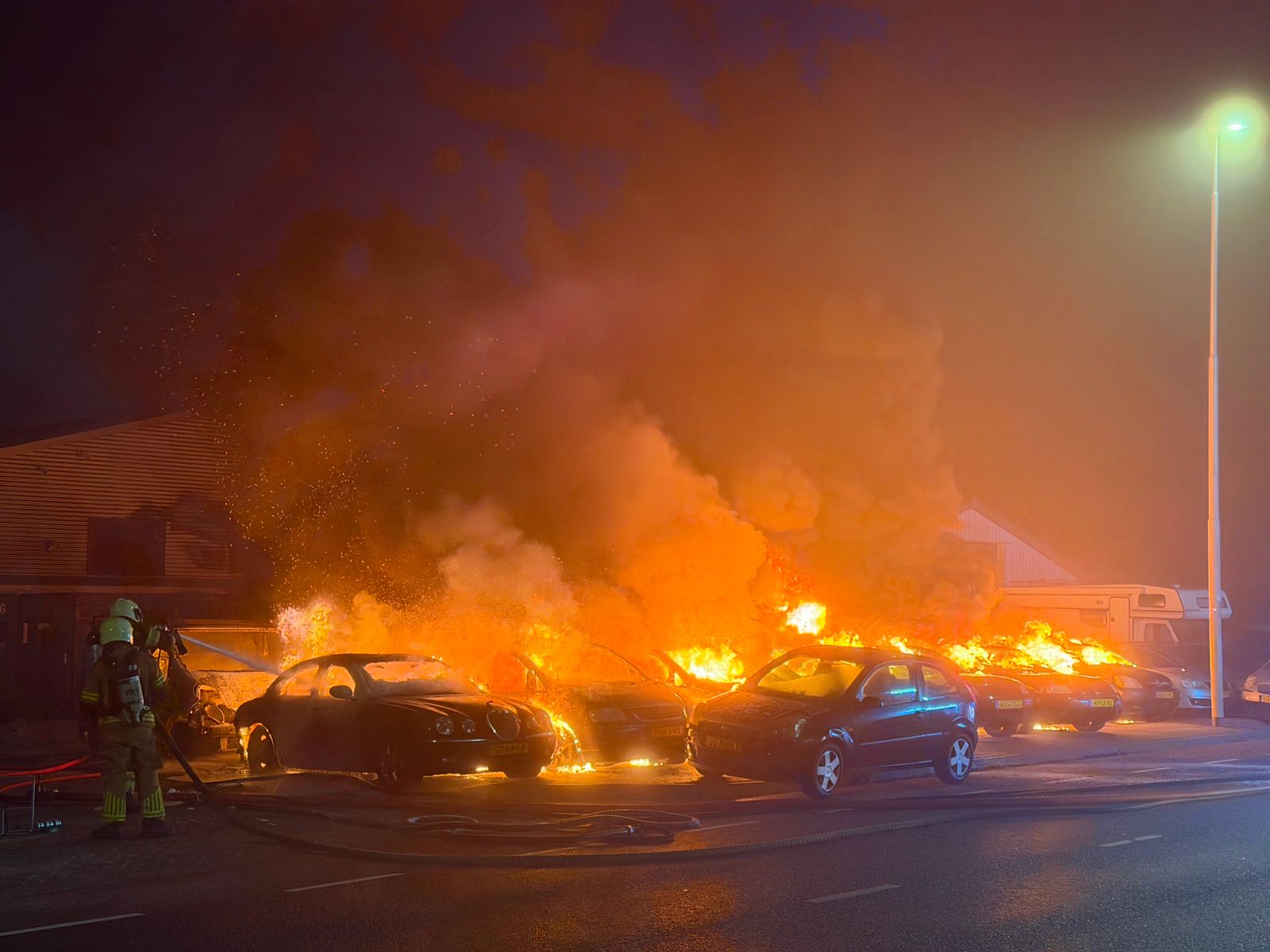 Man die mogelijk brandstichtte bij autobedrijf in Leeuwarden was ontevreden klant: "Wil je me doodhebben?"