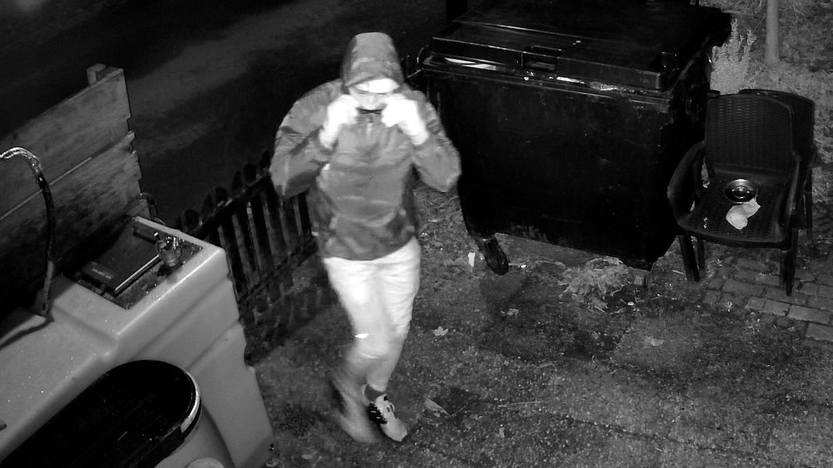 Overvaller met mes berooft cafetaria in Loenen