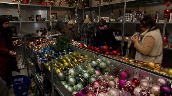 Kerstmarkt bij kringloopwinkel door grote stroom aan versiering