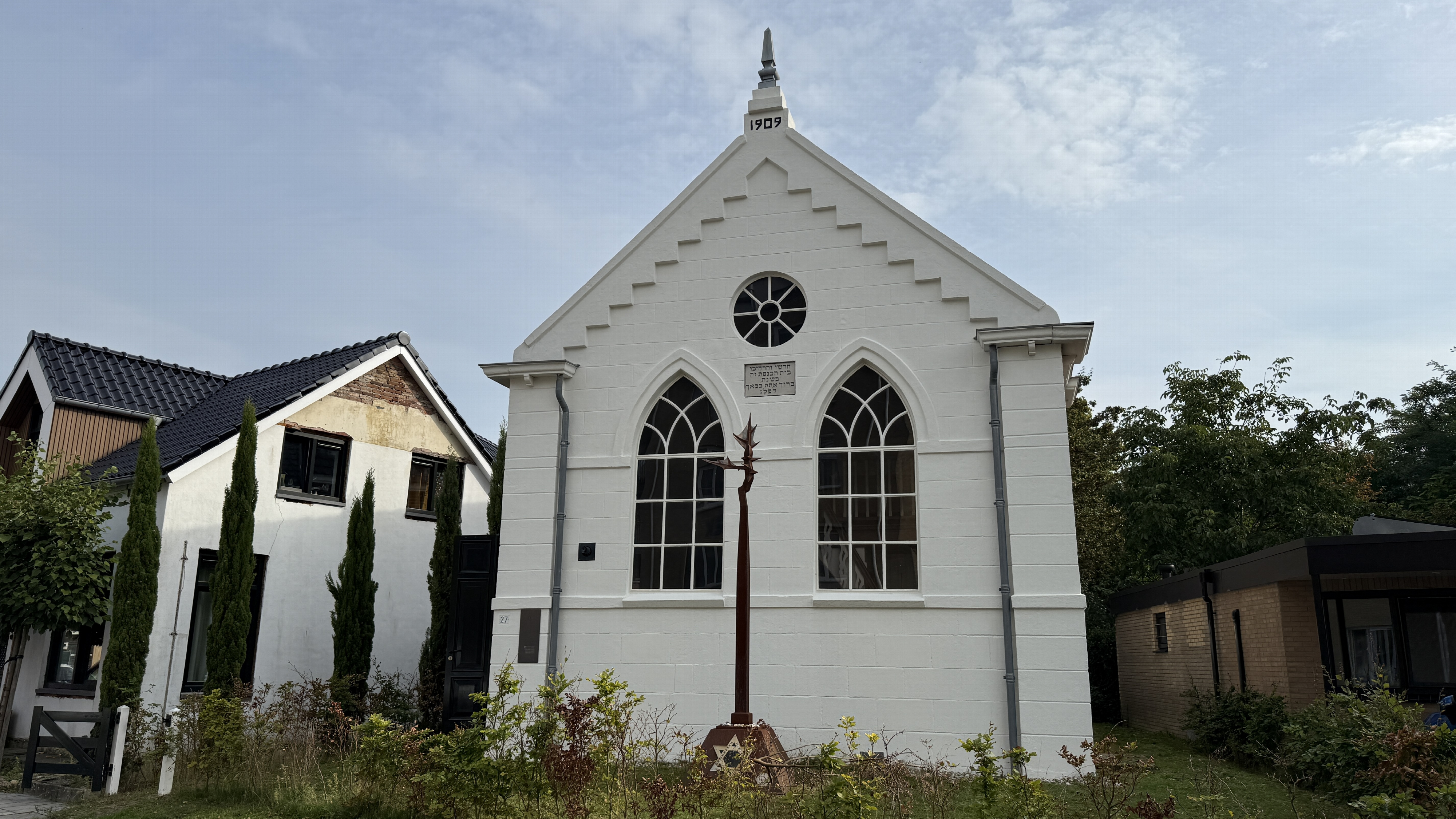 Aan de buitenkant van de synagoge is weinig te zien van de brandschade