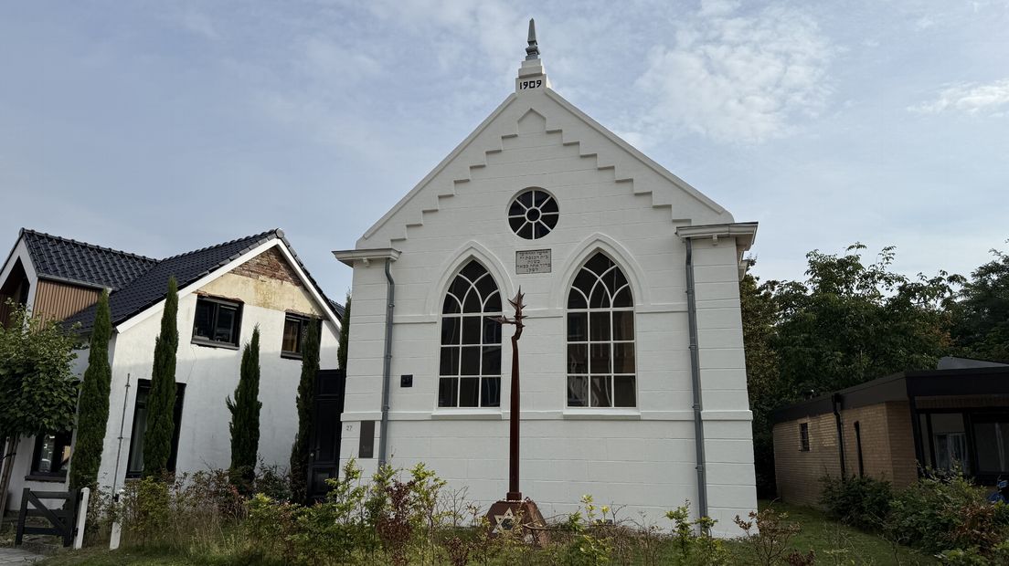Aan de buitenkant van de synagoge is weinig te zien van de brandschade