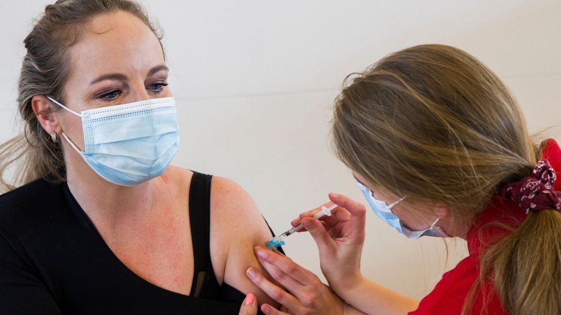Een vrouw krijgt een coronavaccinatie