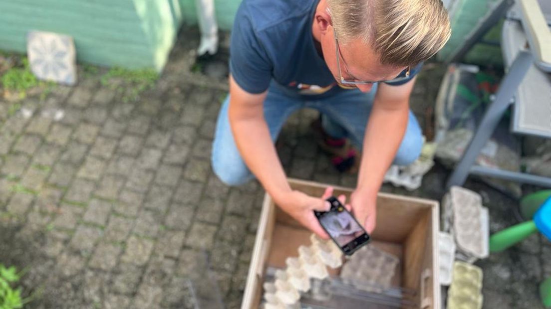 Marcel Klookwijk met zijn nachtvlinderval
