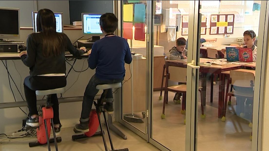 Ze maken al fietsend rekensommen, of ze houden een spreekbeurt én lopen gelijk even een rondje door de klas. Dat heet bewegend leren. Op de Lea Dasbergschool in Arnhem doen de leerlingen het al een tijdje. Het fenomeen wordt steeds populairder, want de lessen daar dienen steeds vaker als voorbeeld voor andere scholen.