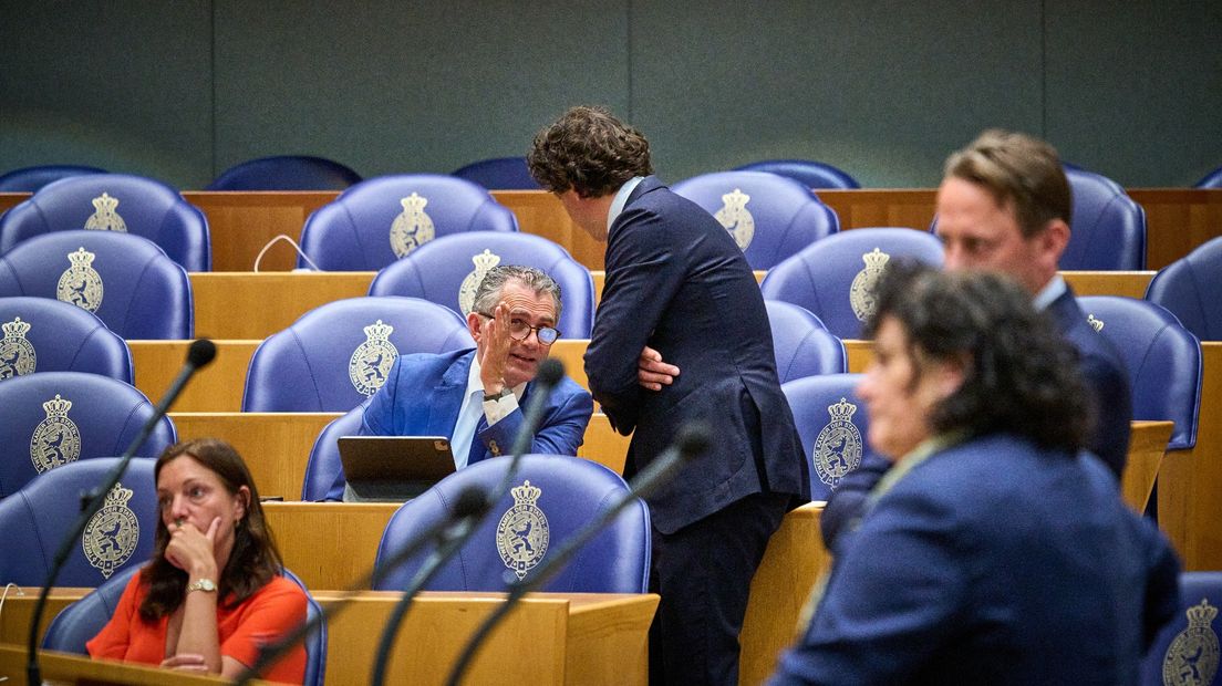 Jesse Klaver overlegt met oud-voorzitter van de enquêtecommissie Tom van der Lee