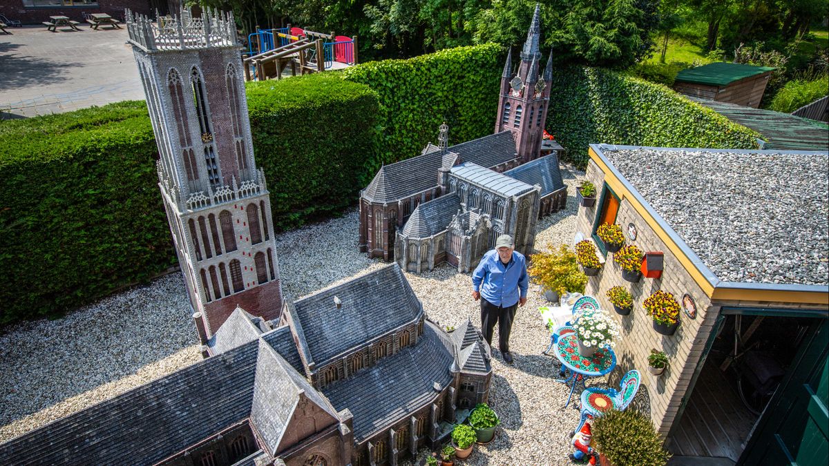 Chris (90) bouwde metershoge kerken in eigen achtertuin, wie biedt 130.000 euro om ze te verhuizen?