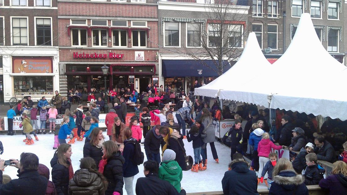 De ijsbaan op de Nieuwe Rijn in Leiden I