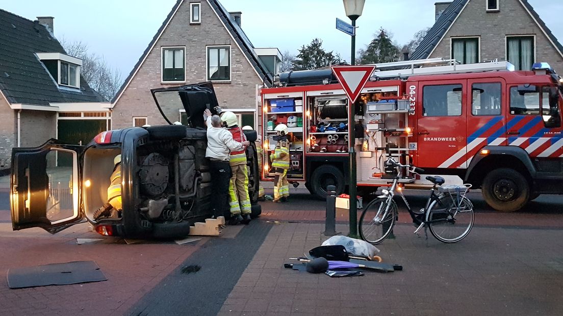 De auto op de zijkant nadat het een paaltje had geraakt (Rechten: Persbureau Meter)