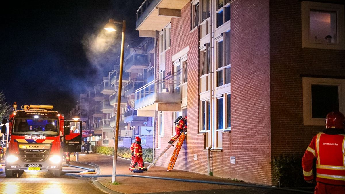Twee personen uit brandend pand gehaald in Winschoten