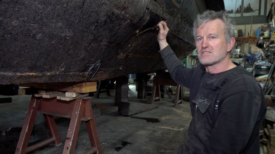 Cees Leusink trekt een deel van de romp los.