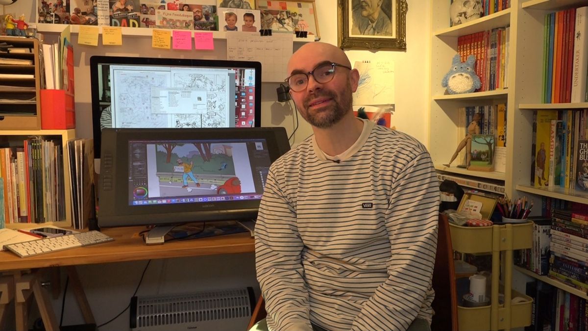 Donald Duck wordt getekend achter een bureautje in Groningen