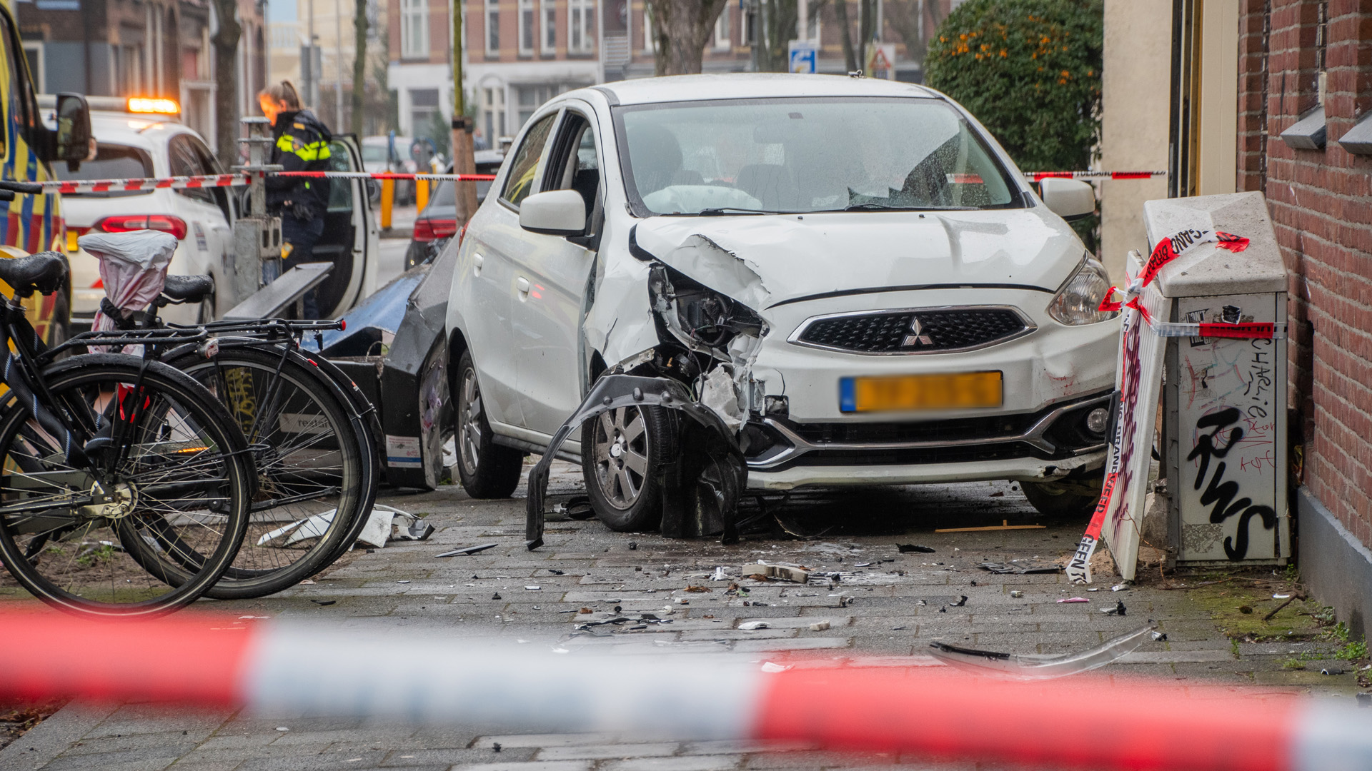 Automobilist botst bijna tegen pui dierenkliniek