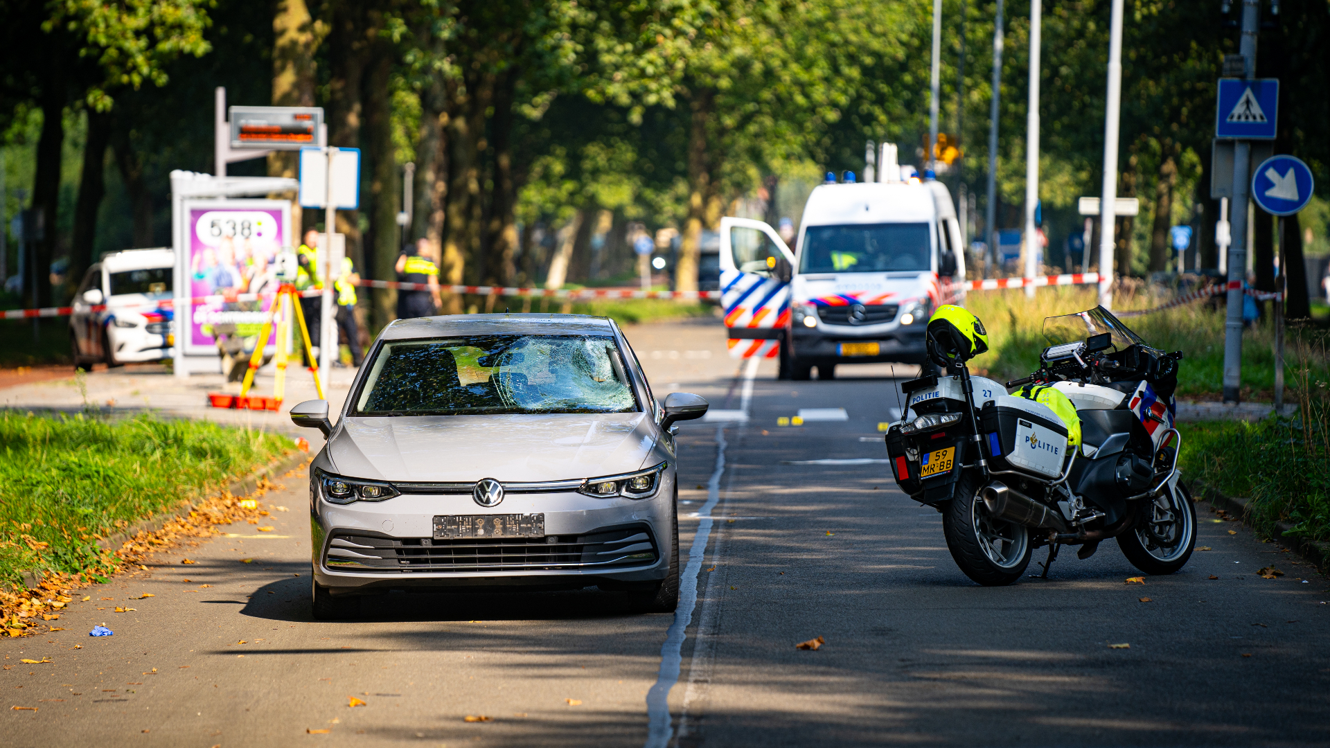 De ruit van de auto hield een flinke barst over aan het ongeluk.