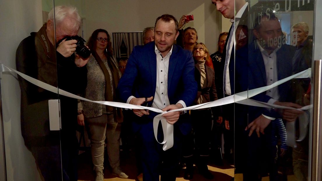 Wethouder Erik Giethoorn opent het nieuwe museum.