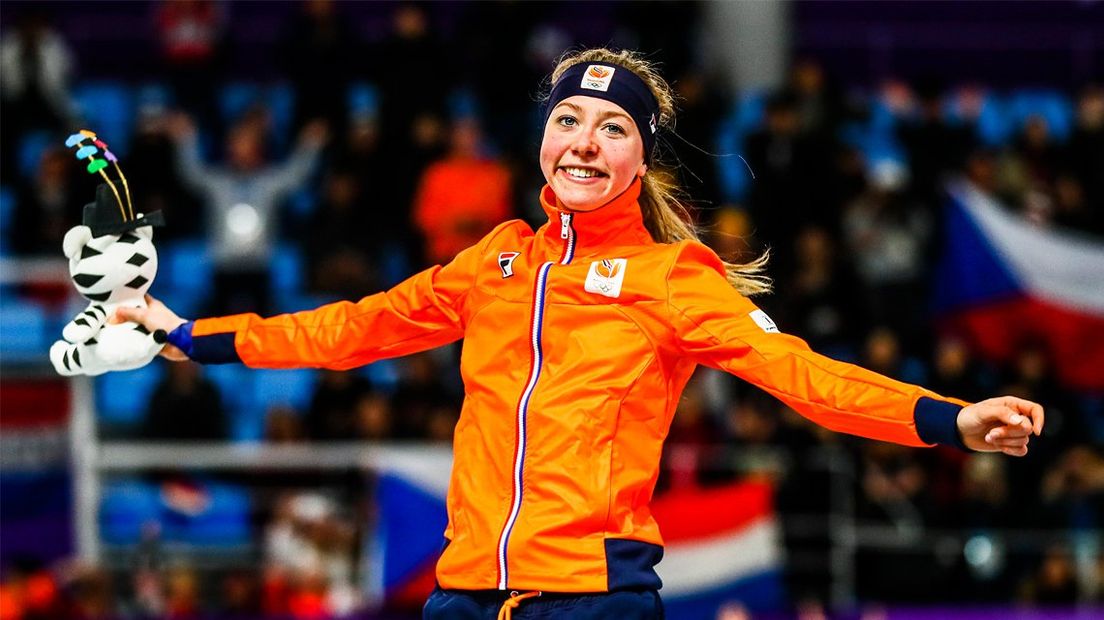 Esmee Visser viert haar olympische titel. 