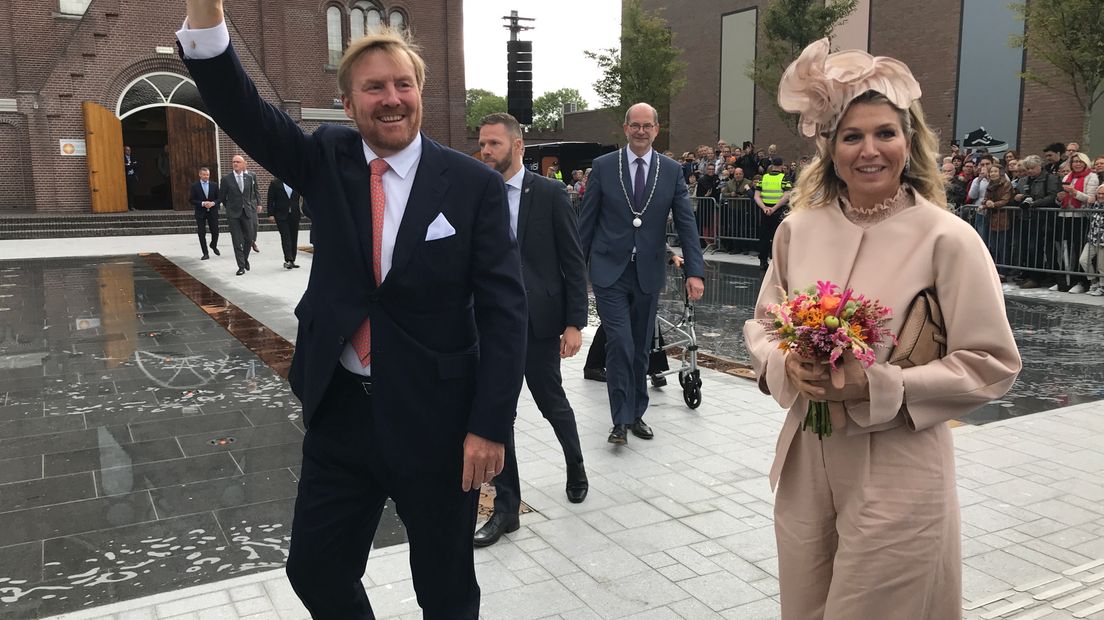 De koning en koningin zijn in Hoogeveen aangekomen (RTV Drenthe/Andries Ophof)