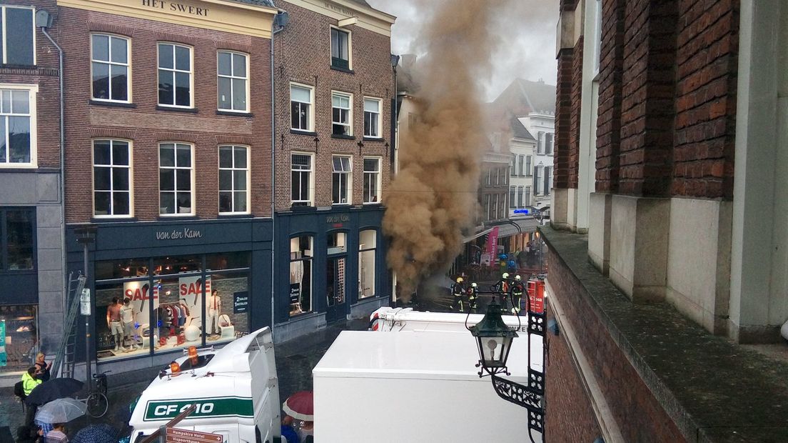 In een pizzeria aan de Houtmarkt in Zutphen woedde vrijdagochtend een zeer grote brand. In de buurt - het historische centrum - zitten veel horecagelegenheden. Inmiddels is de brand onder controle. De eigenaar is ontredderd, vertelde hij tegen Omroep Gelderland.