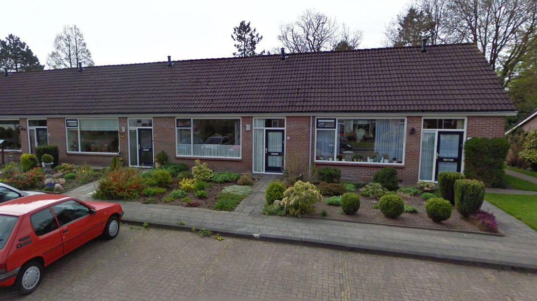 Rechts is een van de twee woningen die op dit moment te huur is in Vries (Rechten: Google Maps)