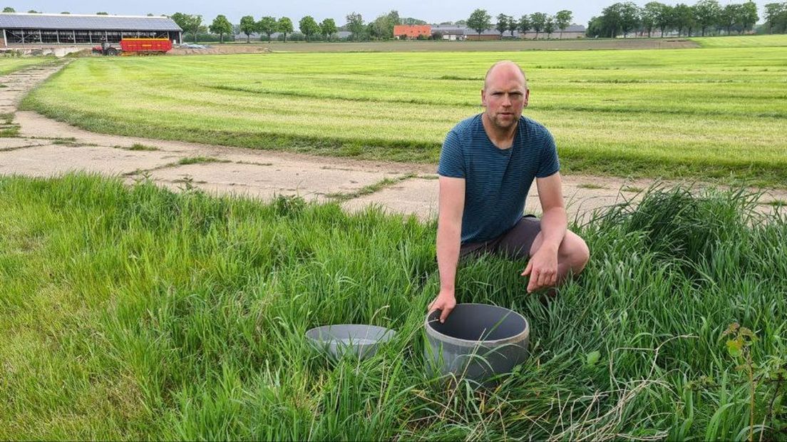 Melkveehouder Mark Wenneger bij zijn drainagepijp.