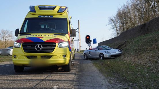 Eenzijdig ongeluk in Kampen, bestuurder auto naar ziekenhuis. Eenzijdig ongeluk in Kampen, bestuurder auto naar ziekenhuis.