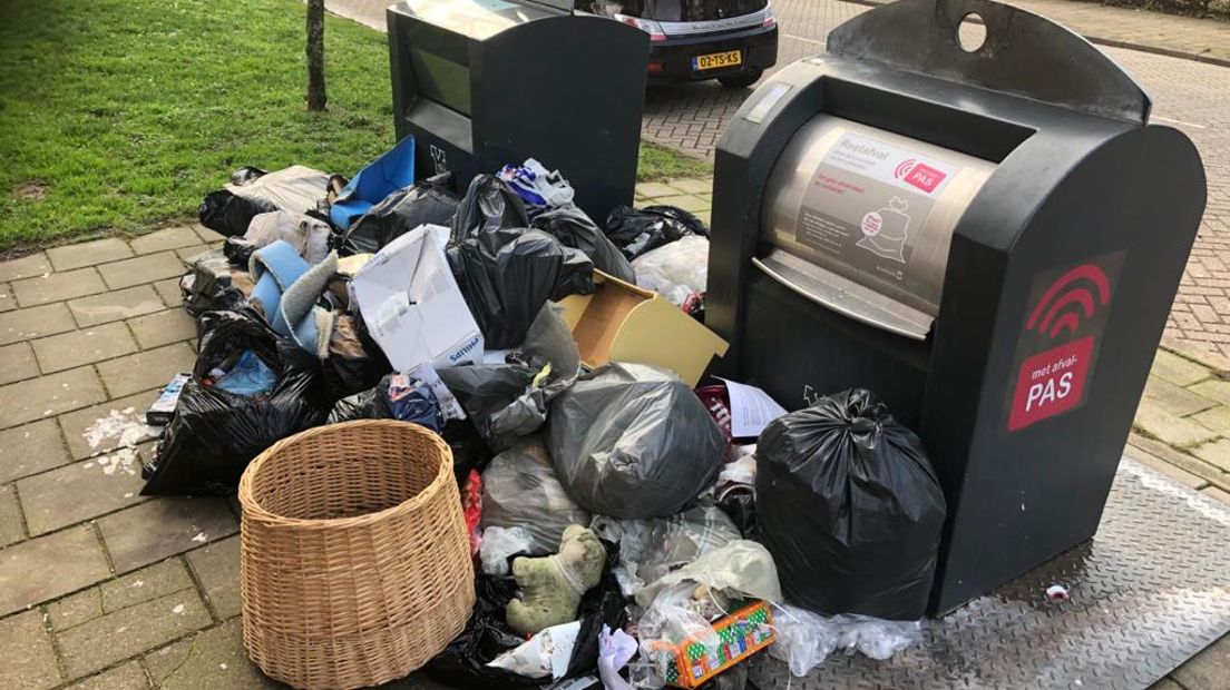 Afvaldumping bij een ondergrondse container.
