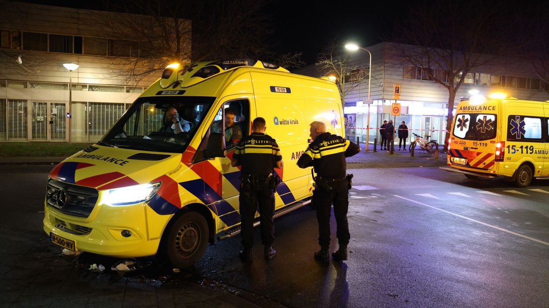 Hulpdiensten na een aanrijding met drie leden van het buurtpreventieteam bij de Televisiestraat.