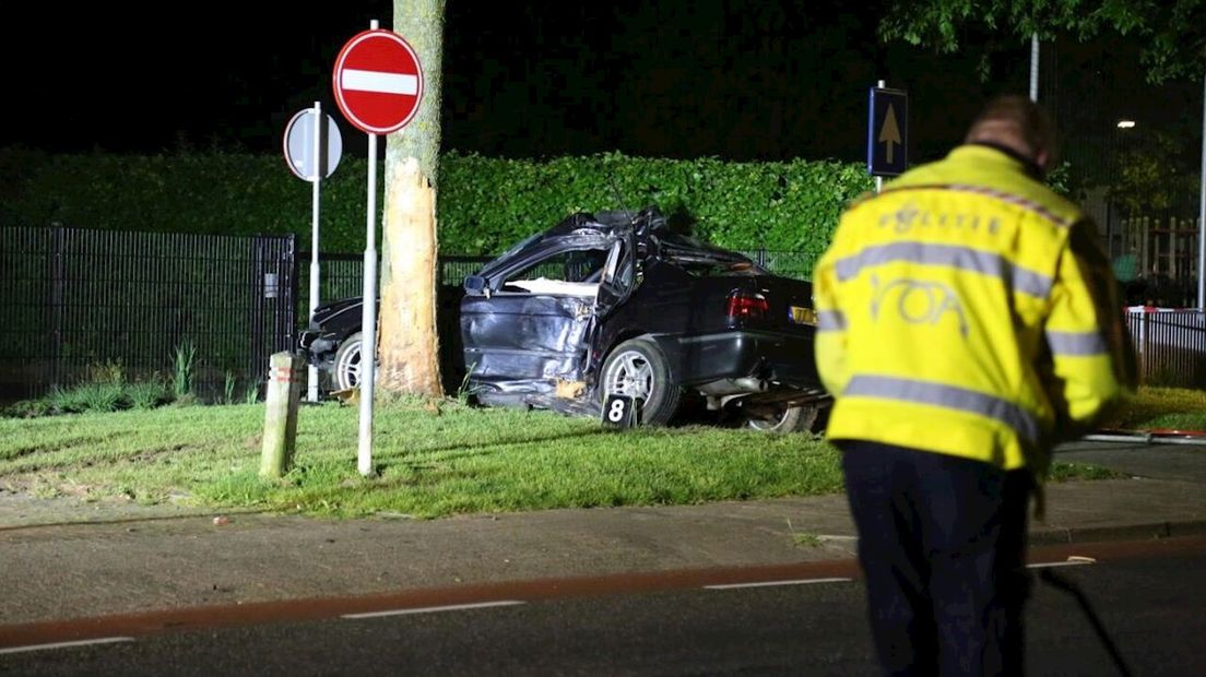 Automobilist gewond na botsing tegen boom in Almelo