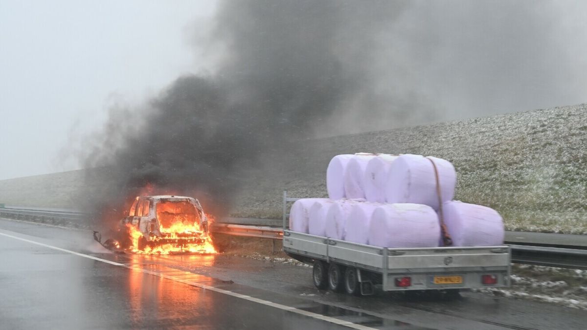Auto in brand op Afsluitdijk bij Kornwerderzand