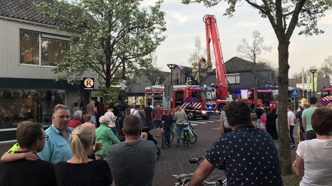 De brandweer is onder andere met een hoogwerker ter plaatse (Rechten: Jeroen Kelderman / RTV Drenthe)