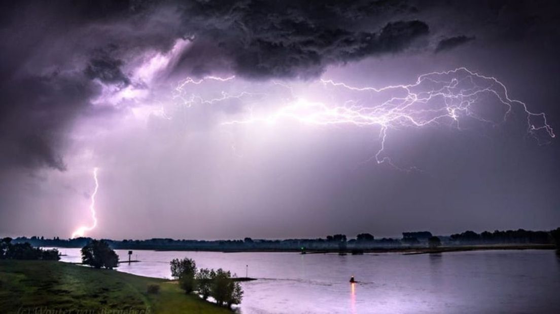 Foto van onweer boven de Waal.