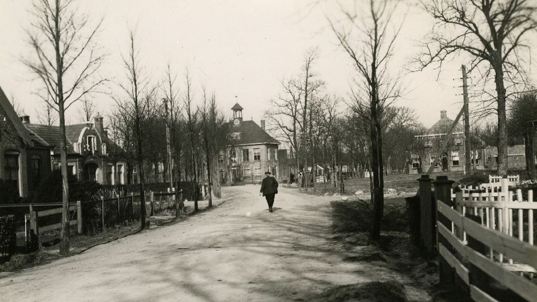 Het straatbeeld in de jaren 20, met het statige gemeentehuis middenin het beeld