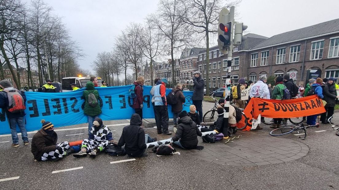 Actievoerders bezetten de Oranjesingel in het centrum van Nijmegen.