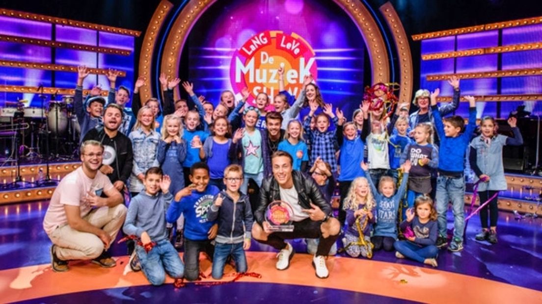 Leerlingen van De Regenboog in Hoedekenskerke voieren dat ze de Zeeuwse winnaar zijn bij de Lang Leve De Muziek Show