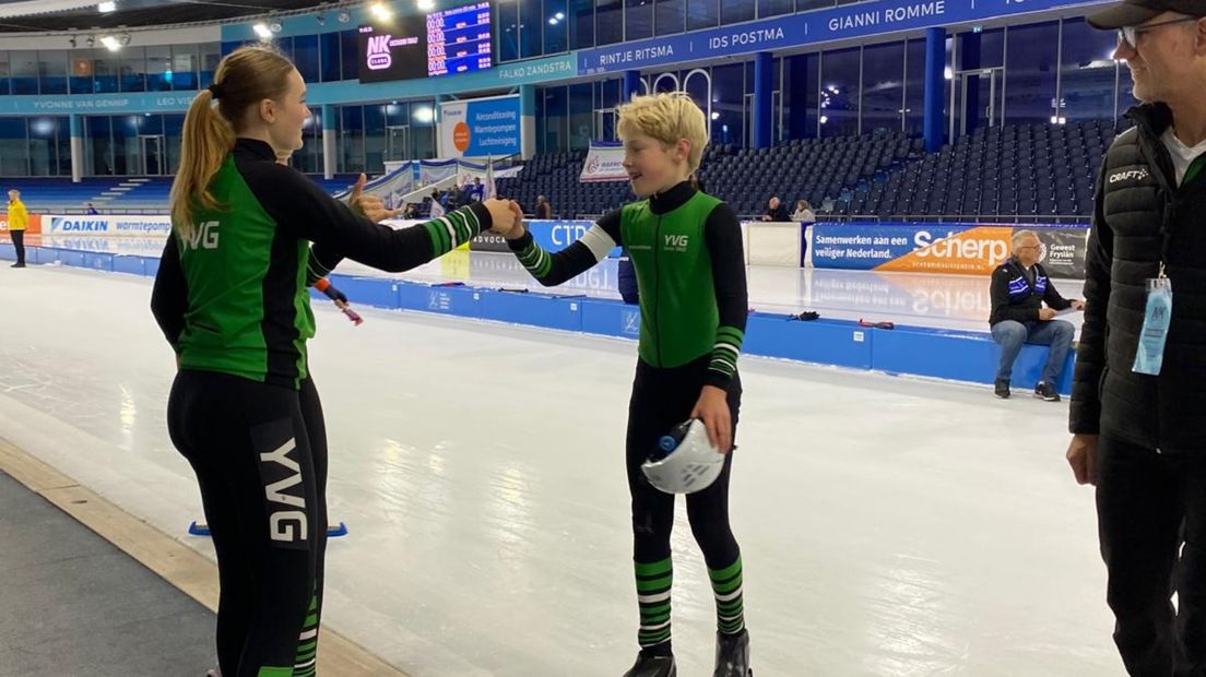 Een schaatser van YVG wordt juichend ontvangen na zijn rit