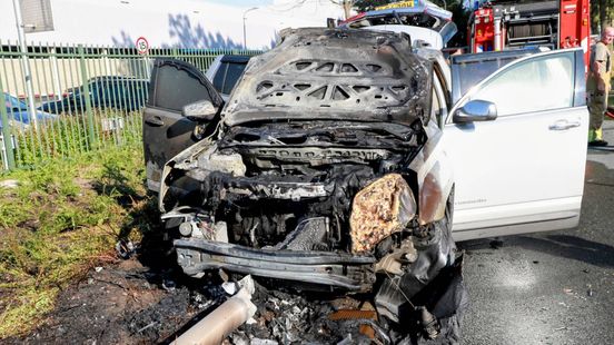 Auto brandt uit na ongeval: bestuurder gewond